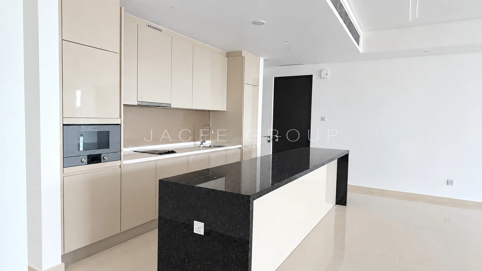 Crown Residences｜私人电梯与3间套房：厨房中岛