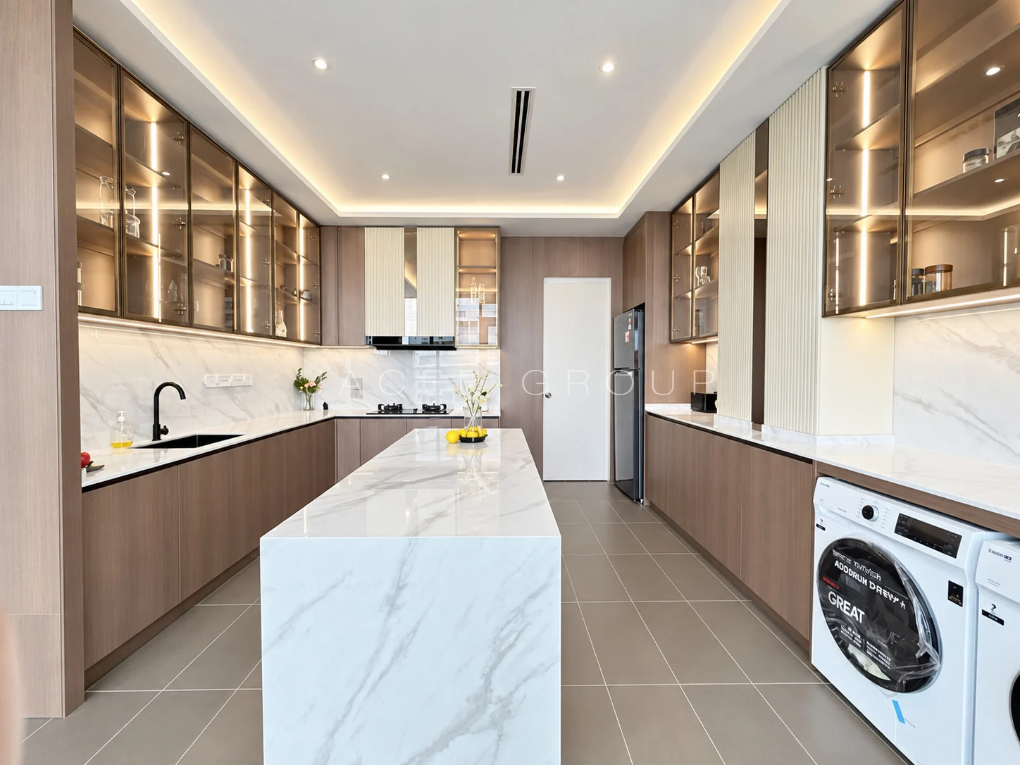 K Residence KLCC｜宽敞客餐厅与城市景观：厨房中岛