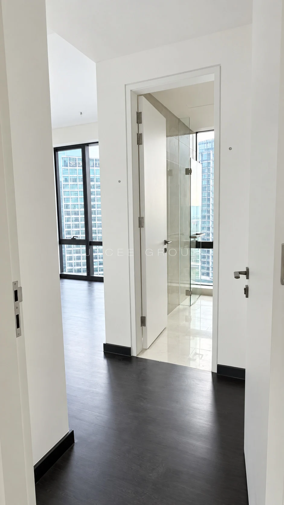Crown Residences｜私人电梯与3间套房：卧室走廊