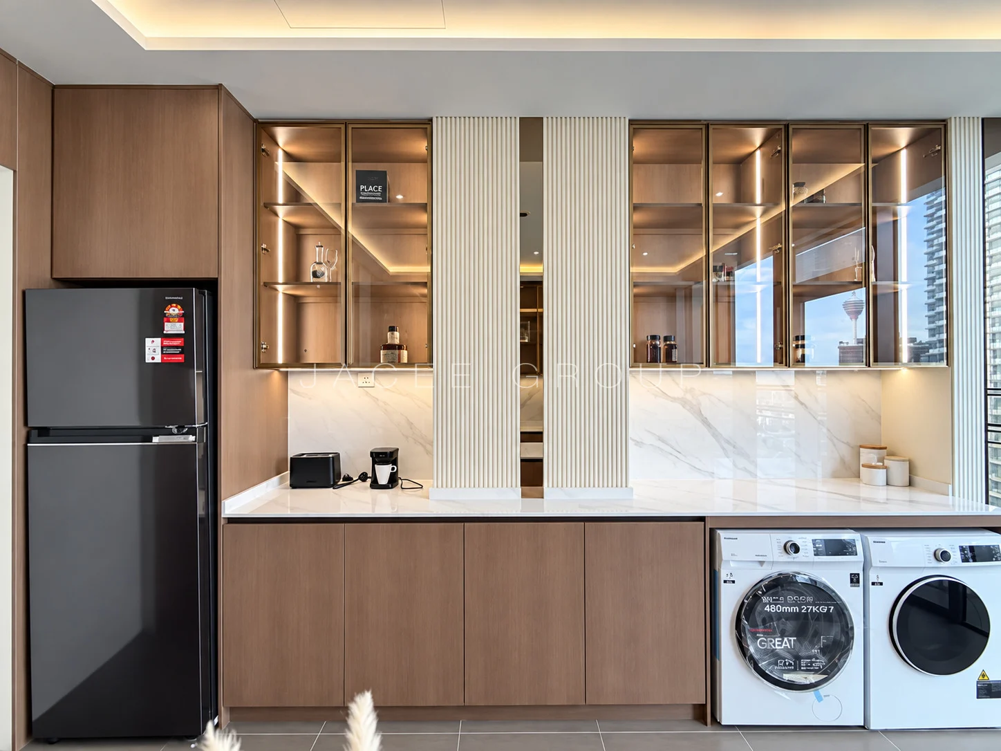 K Residence KLCC｜宽敞客餐厅与城市景观：厨房家电