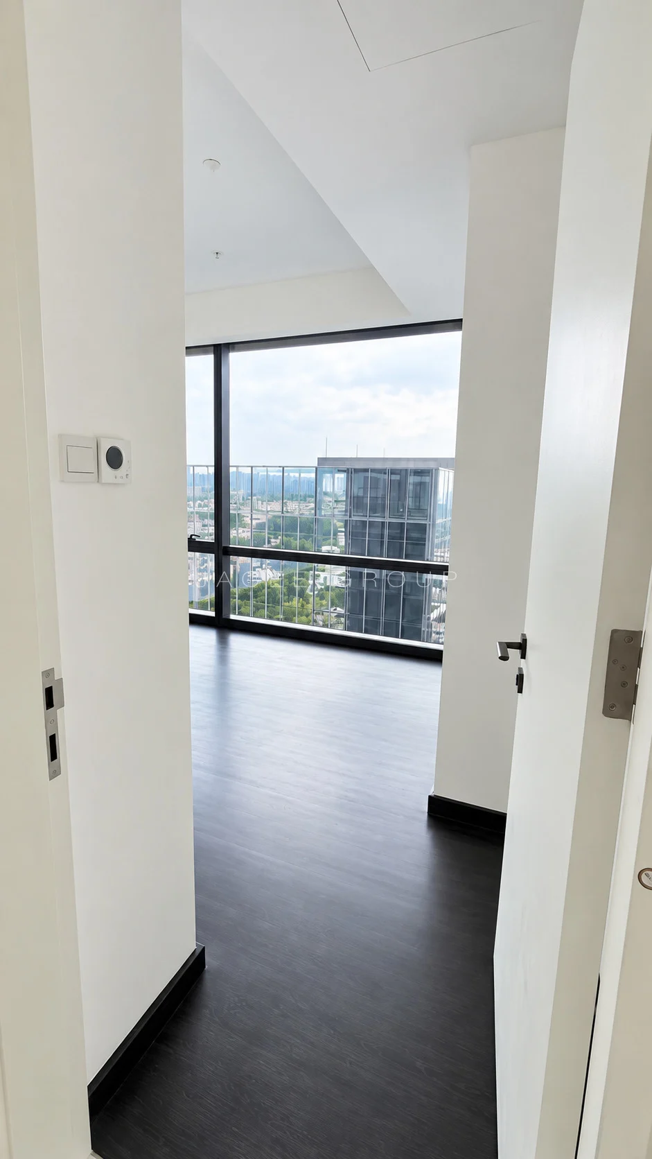 Crown Residences｜私人电梯与3间套房：卧室入口