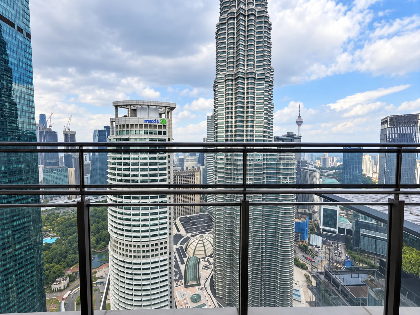 K Residence KLCC｜宽敞客餐厅与城市景观：双峰塔景观