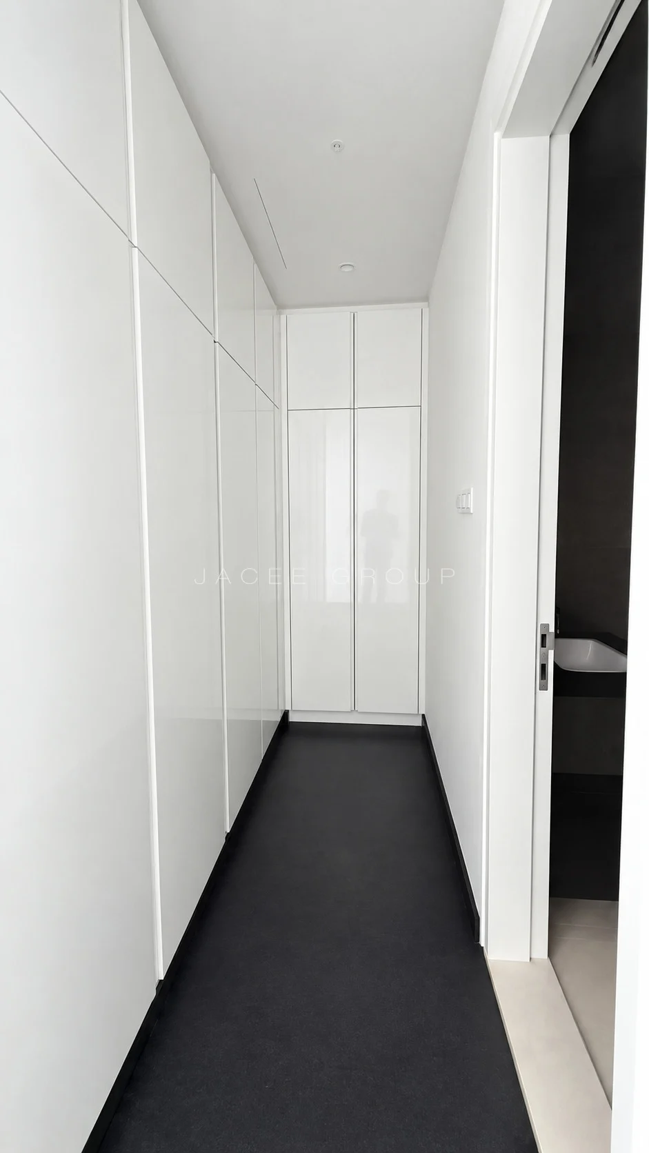 Crown Residences｜私人电梯与3间套房：衣柜走廊