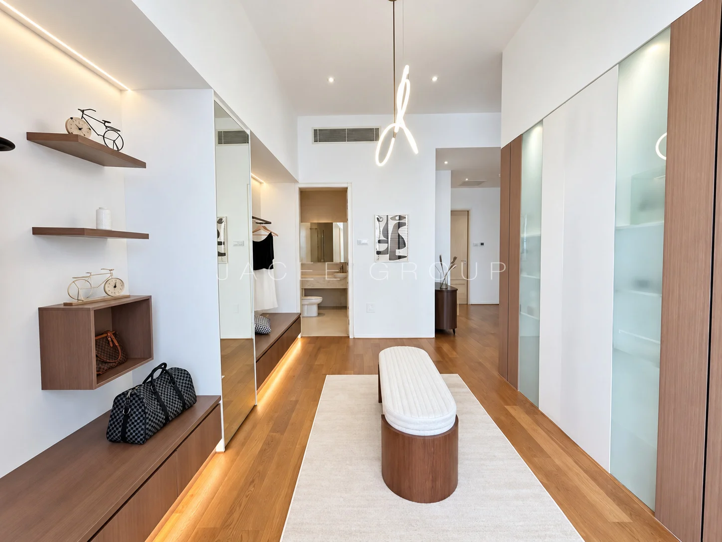 K Residence KLCC｜宽敞客餐厅与城市景观：第一间卧室更衣区