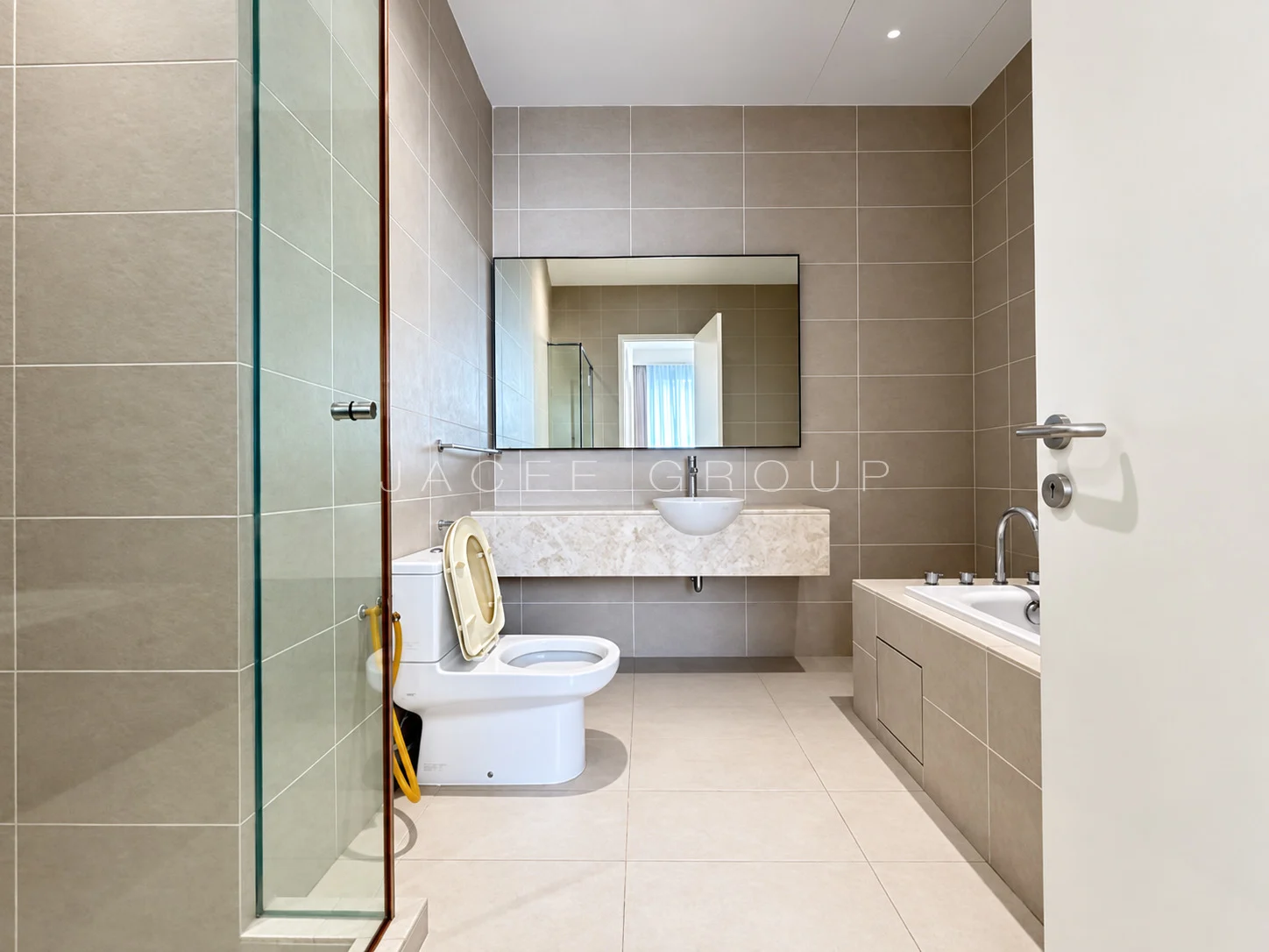 K Residence KLCC｜宽敞客餐厅与城市景观：第一间卧室浴室