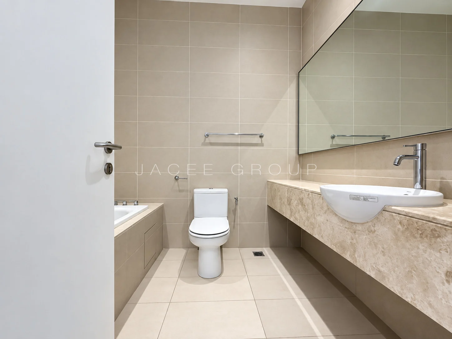 K Residence KLCC｜宽敞客餐厅与城市景观：第二间卧室浴室