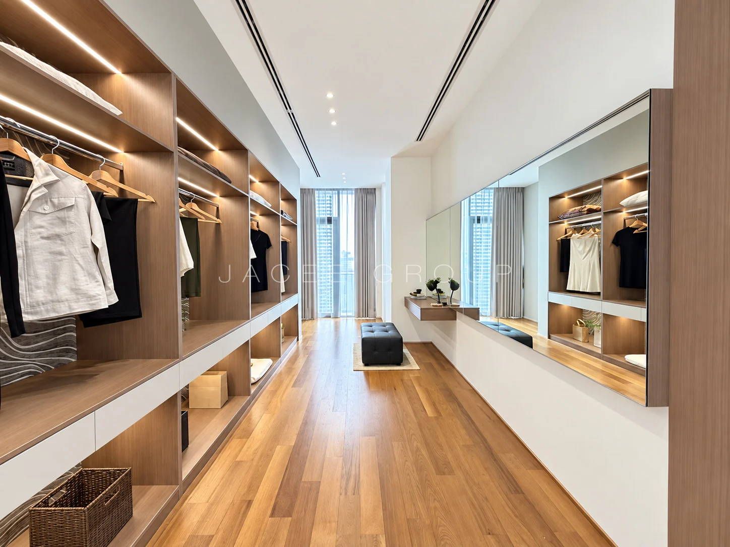 K Residence KLCC｜宽敞客餐厅与城市景观：步入式衣帽间