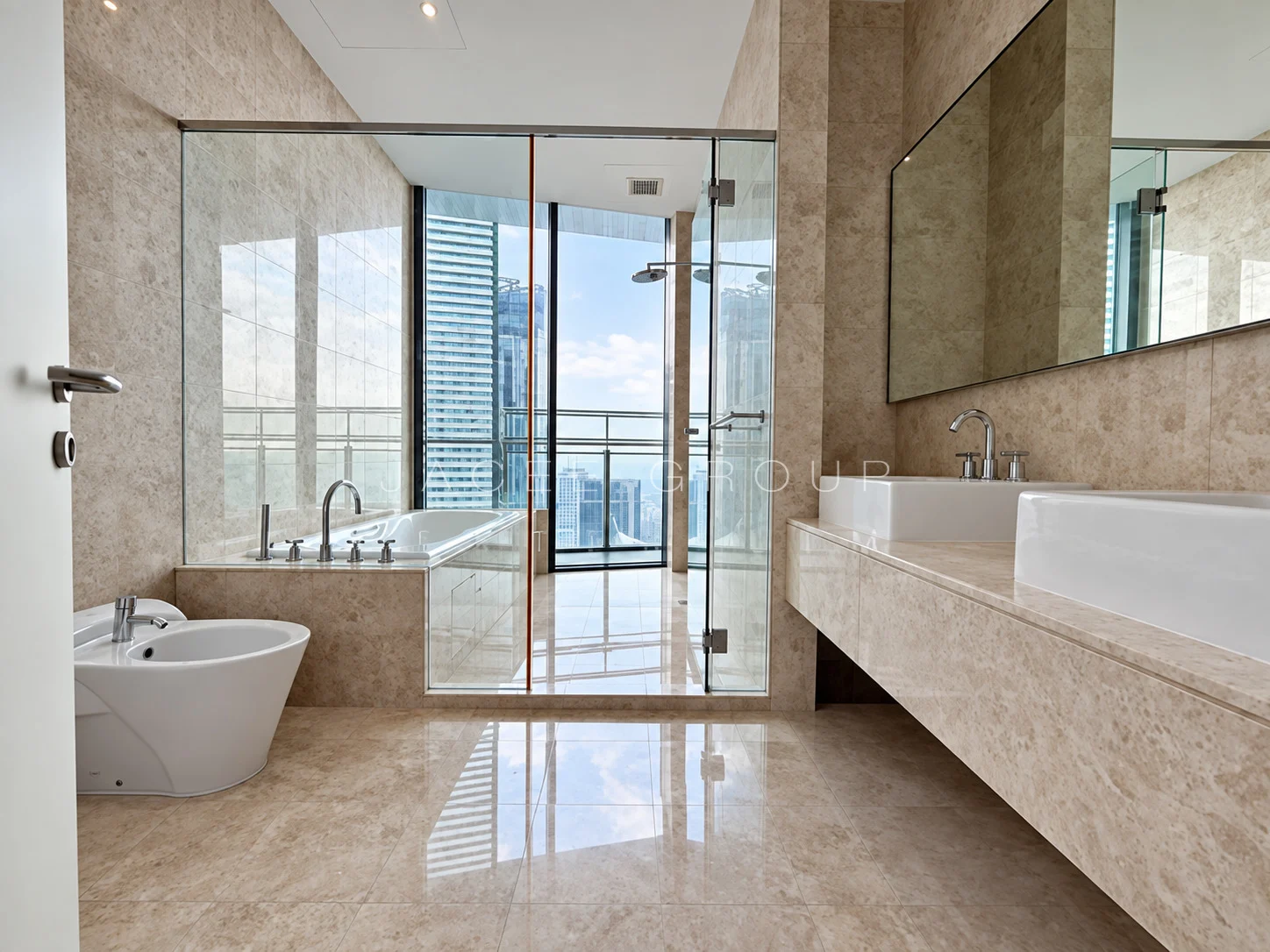 K Residence KLCC｜宽敞客餐厅与城市景观：主浴室